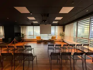 קדמת אולם קווין: מסך הקרנה ושורות ישיבה